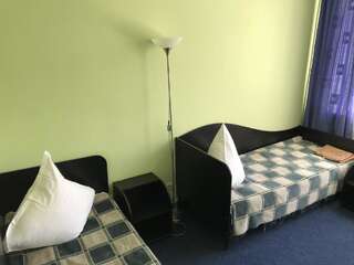 Отель Гостинично-Ресторанный Комплекс Николаев Николаев Улучшенный двухместный номер с 2 отдельными кроватями и видом на сад-1